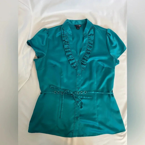 East 5th Large Green Sateen Ruffle Neck Cap Sleeve Tie waist belted blouse - Picture 9 of 9